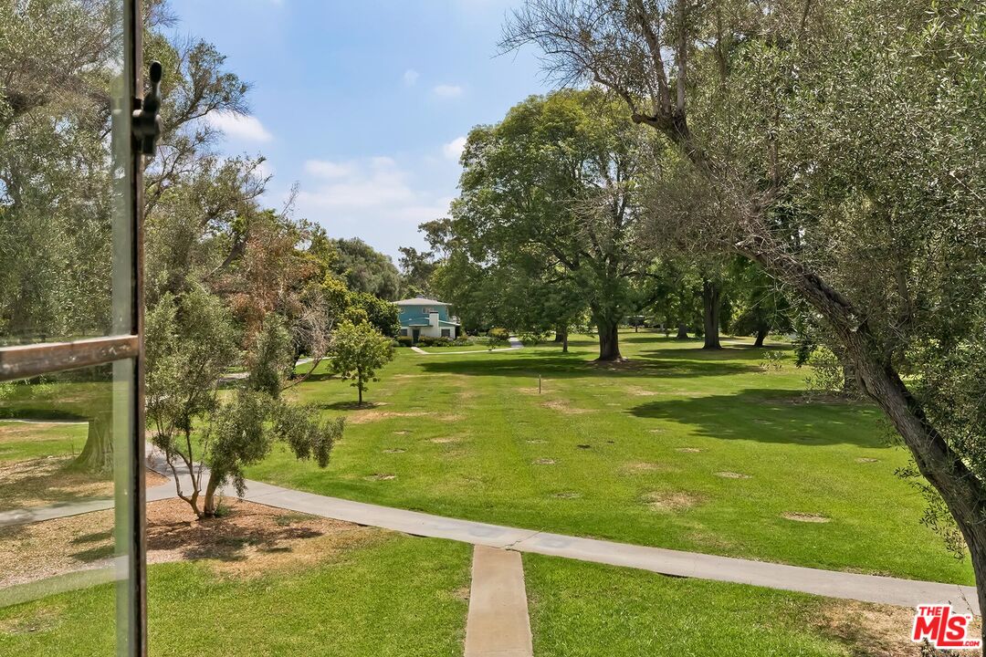 5587 Village Grn