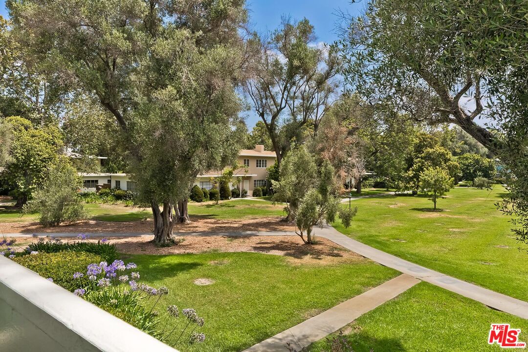 5587 Village Grn
