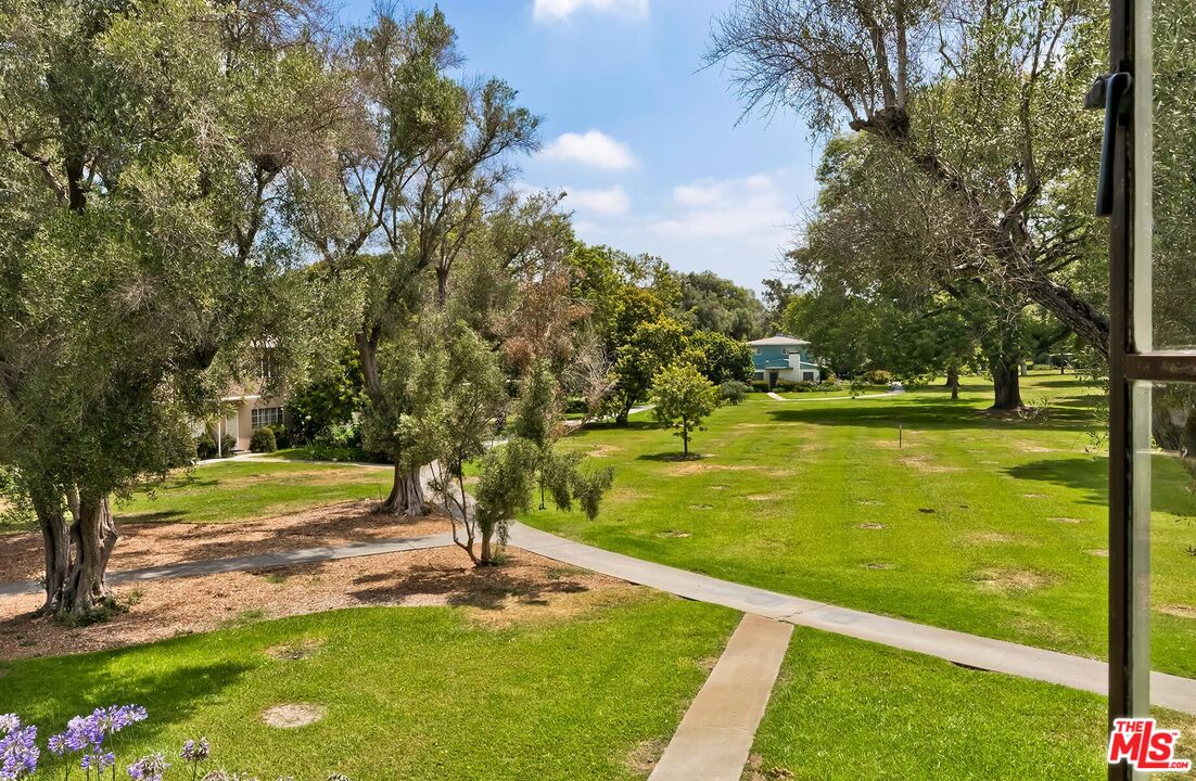 5587 Village Grn