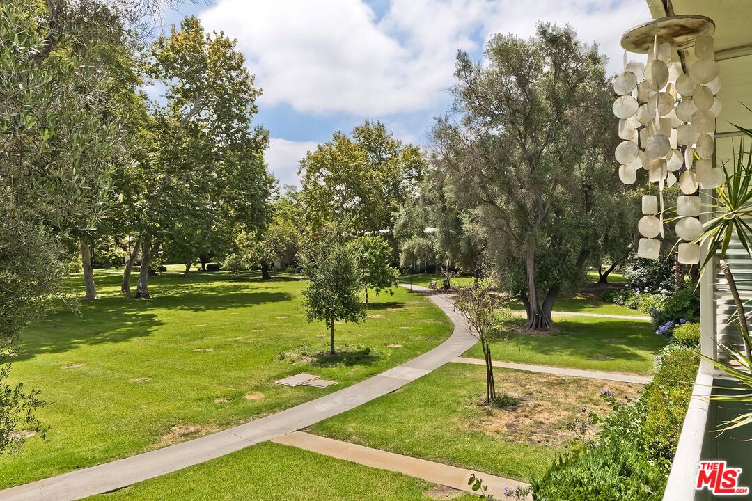 5587 Village Grn