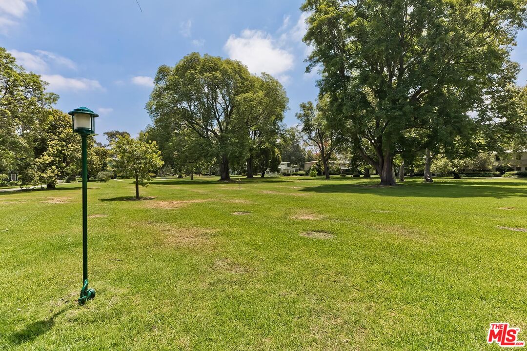 5587 Village Grn