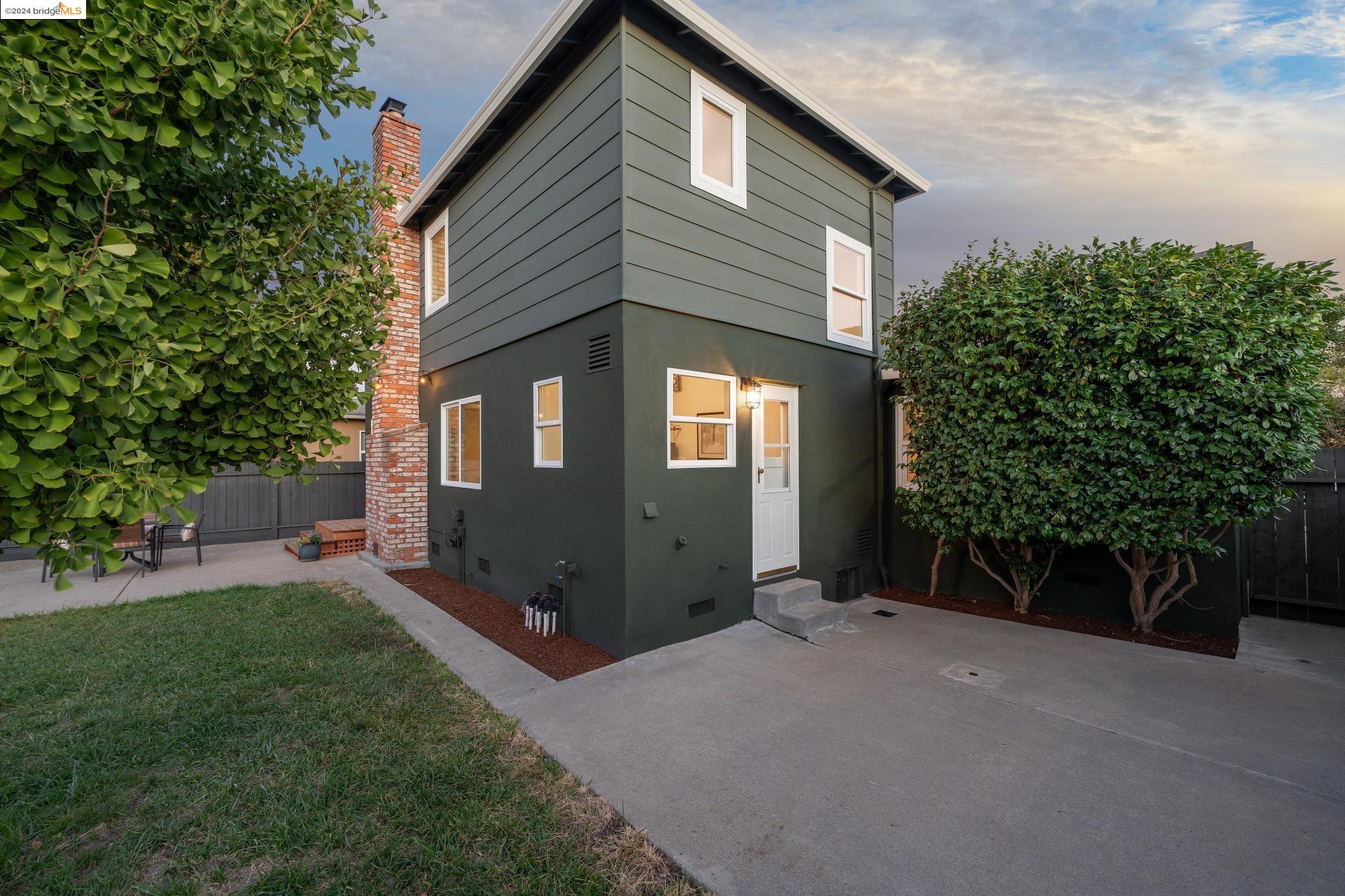 1081 Seymore Pl