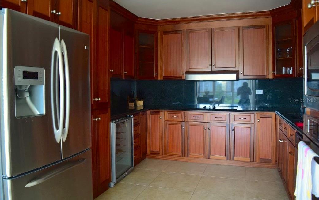 860 ASHFORD AVE. #8D