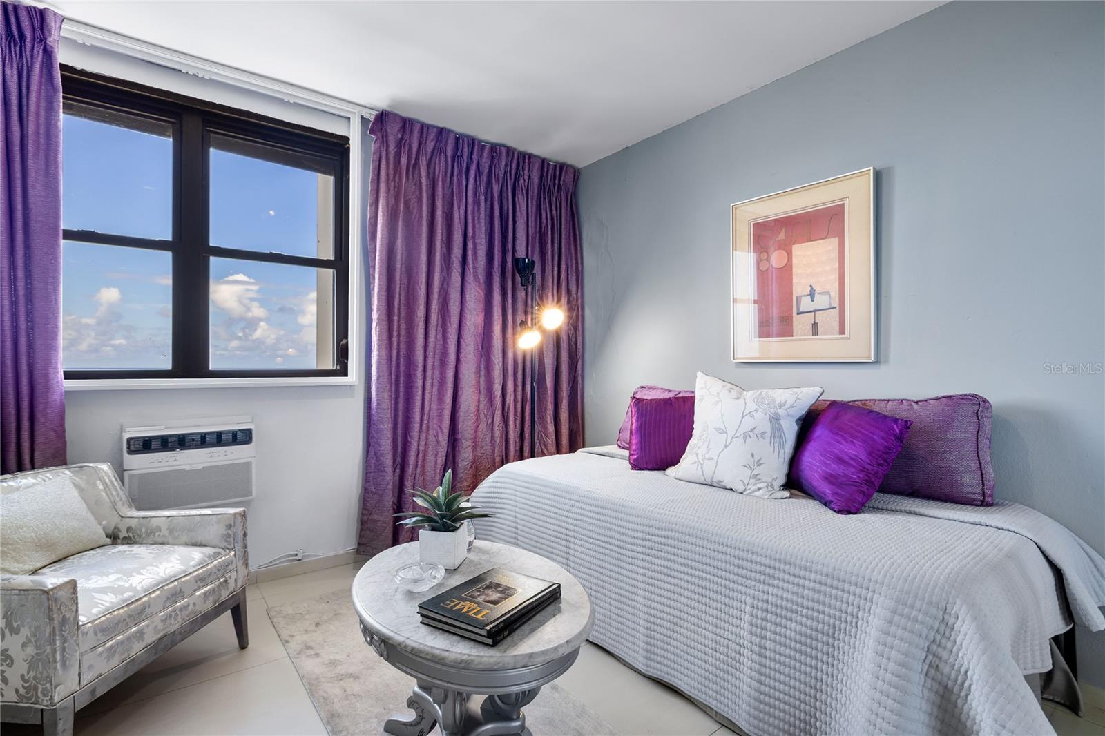 450 Av. de la Constitució APT. 11