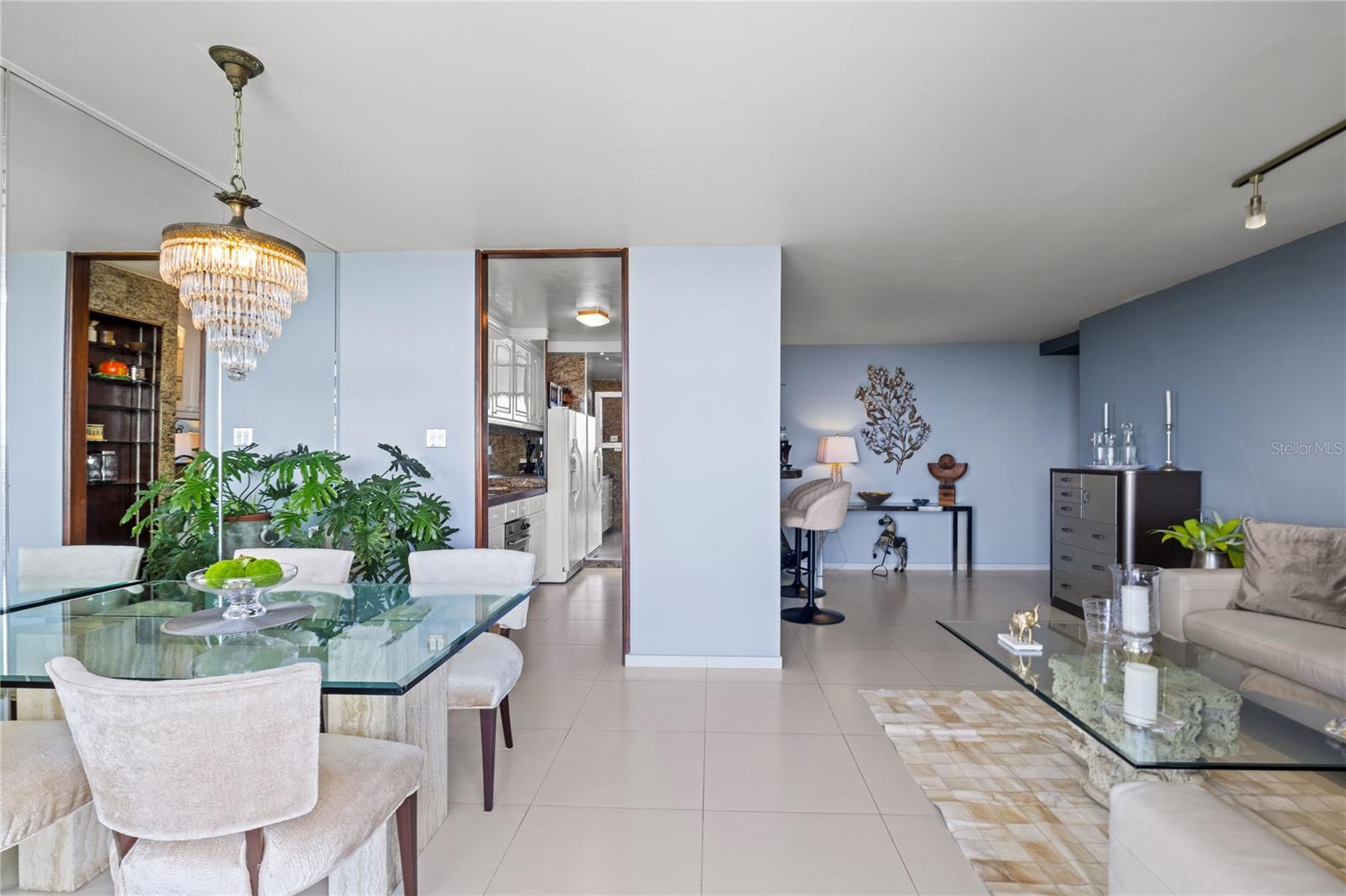 450 Av. de la Constitució APT. 11