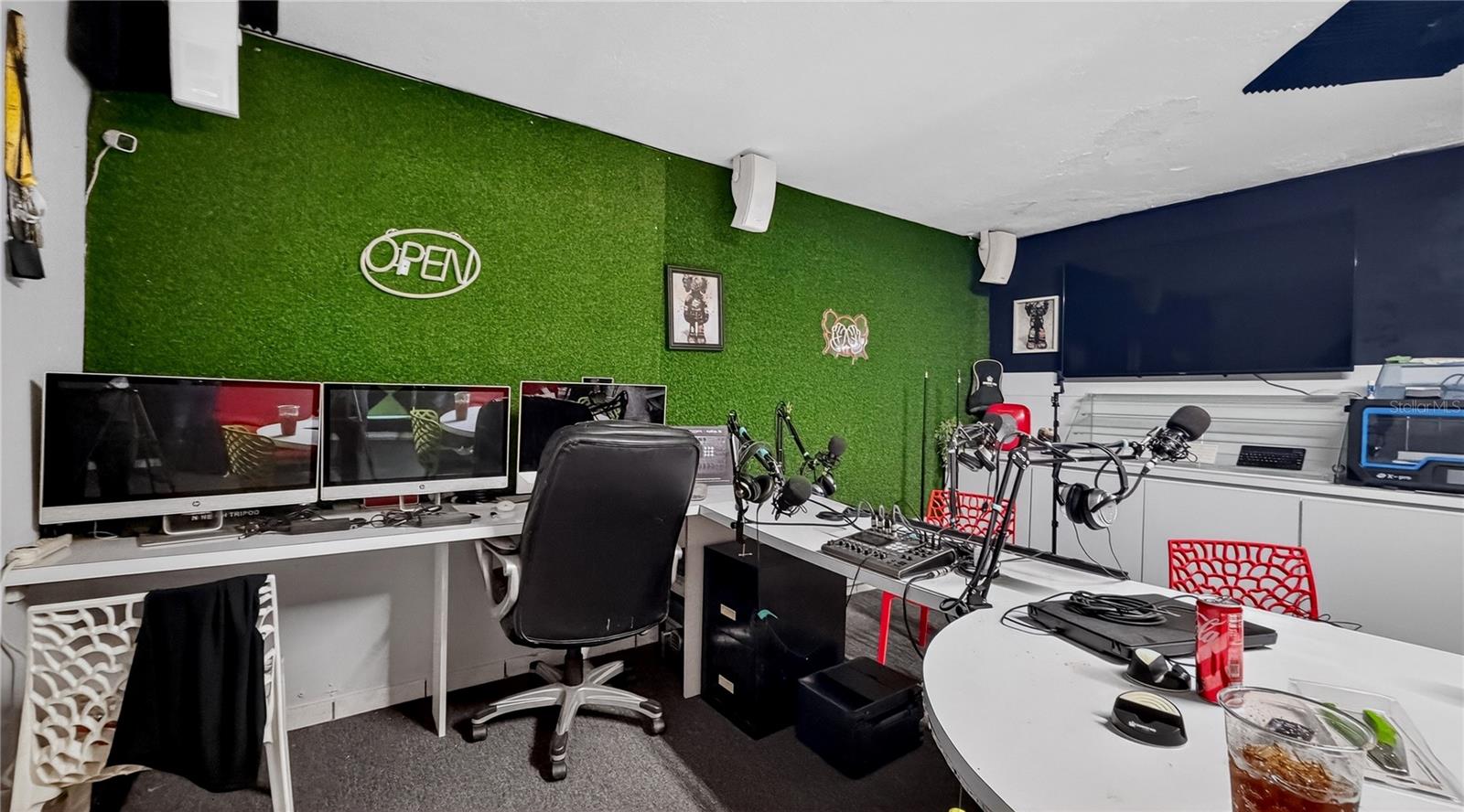 Urb. La Rosaleda EA10 AVE. BOULEVARD MONROIG