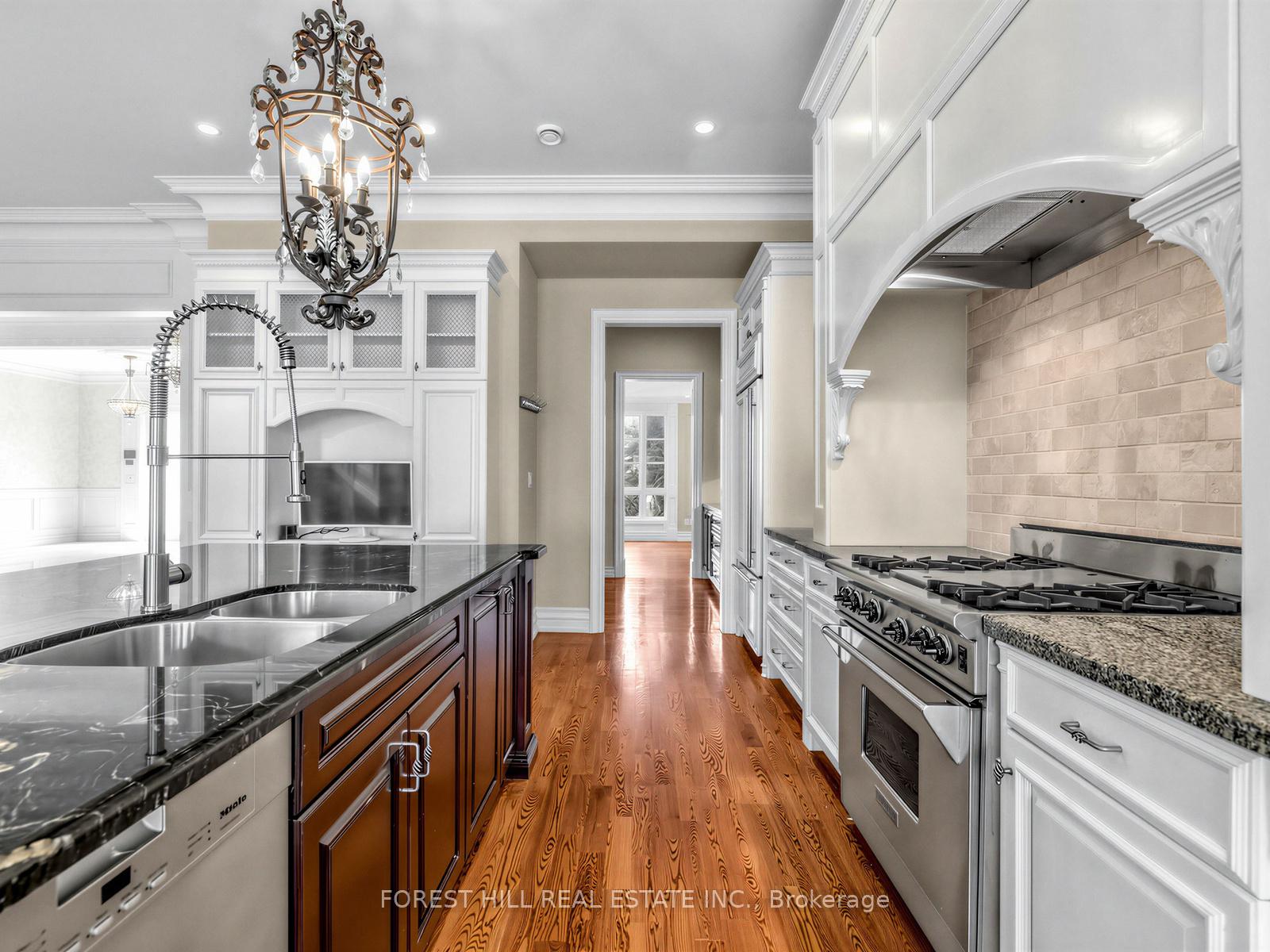 8 Colvestone Road, Toronto