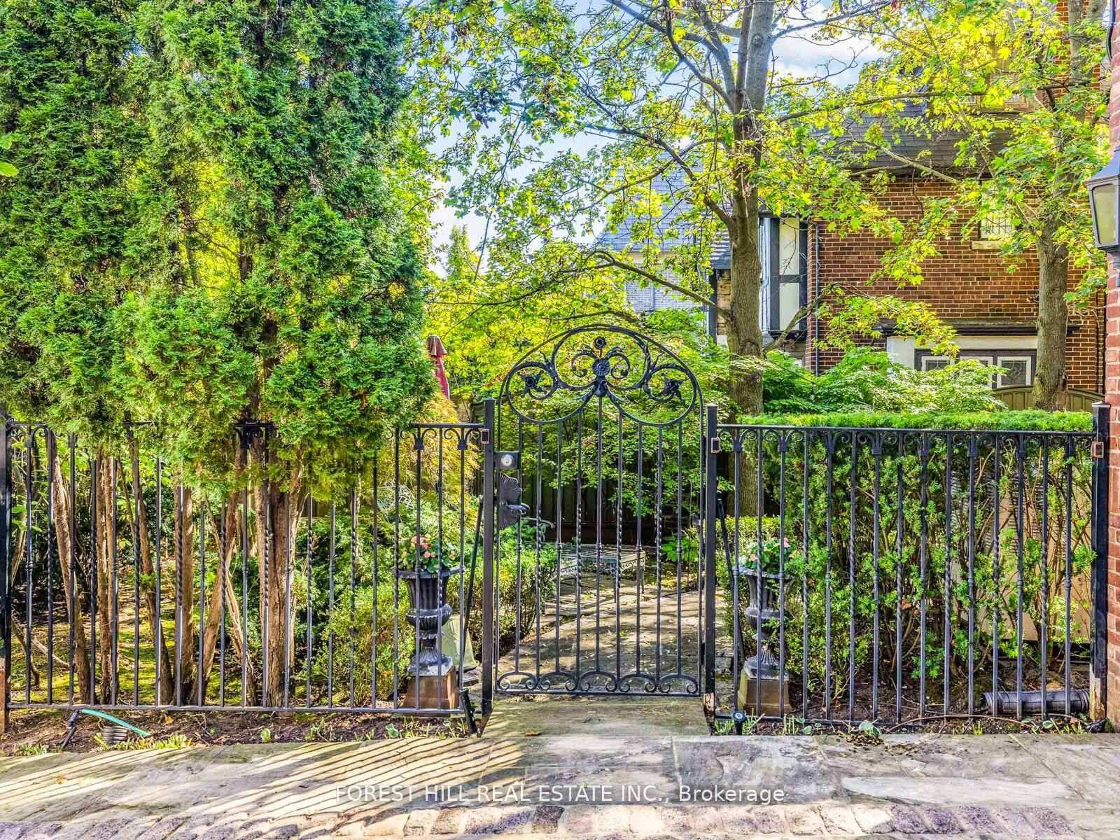 11 Dewbourne Avenue, Toronto