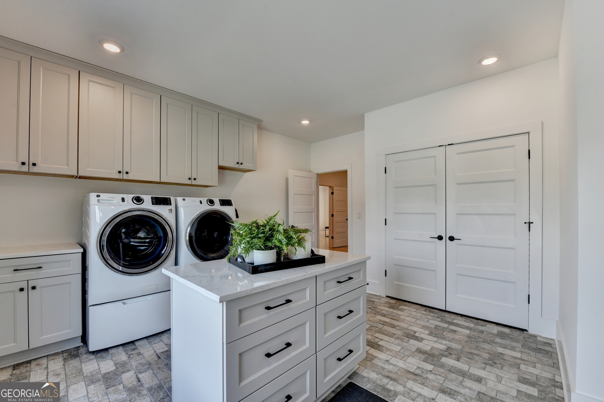 1370 Rumson Lane