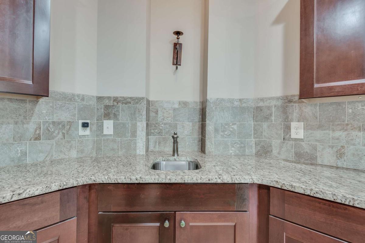 9005 Woodland Trail