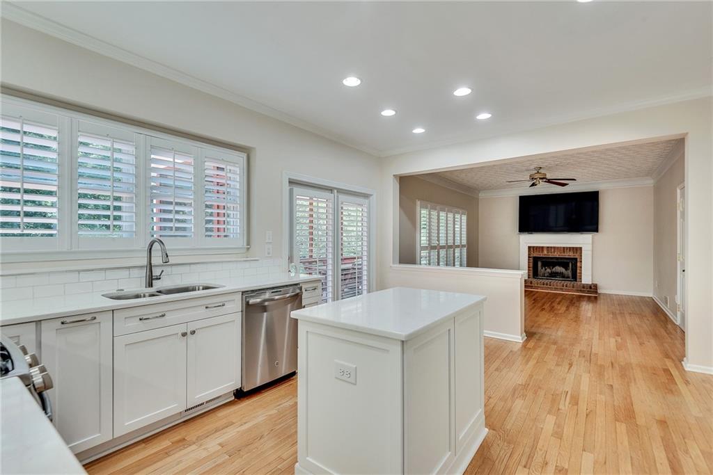 6551 Maid Marion Close