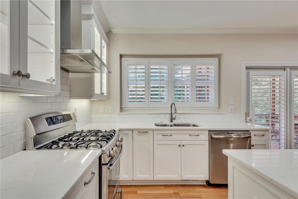 6551 Maid Marion Close