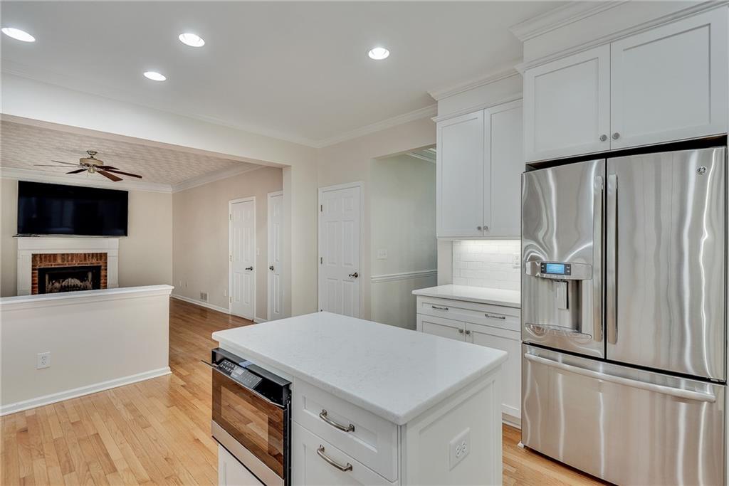 6551 Maid Marion Close