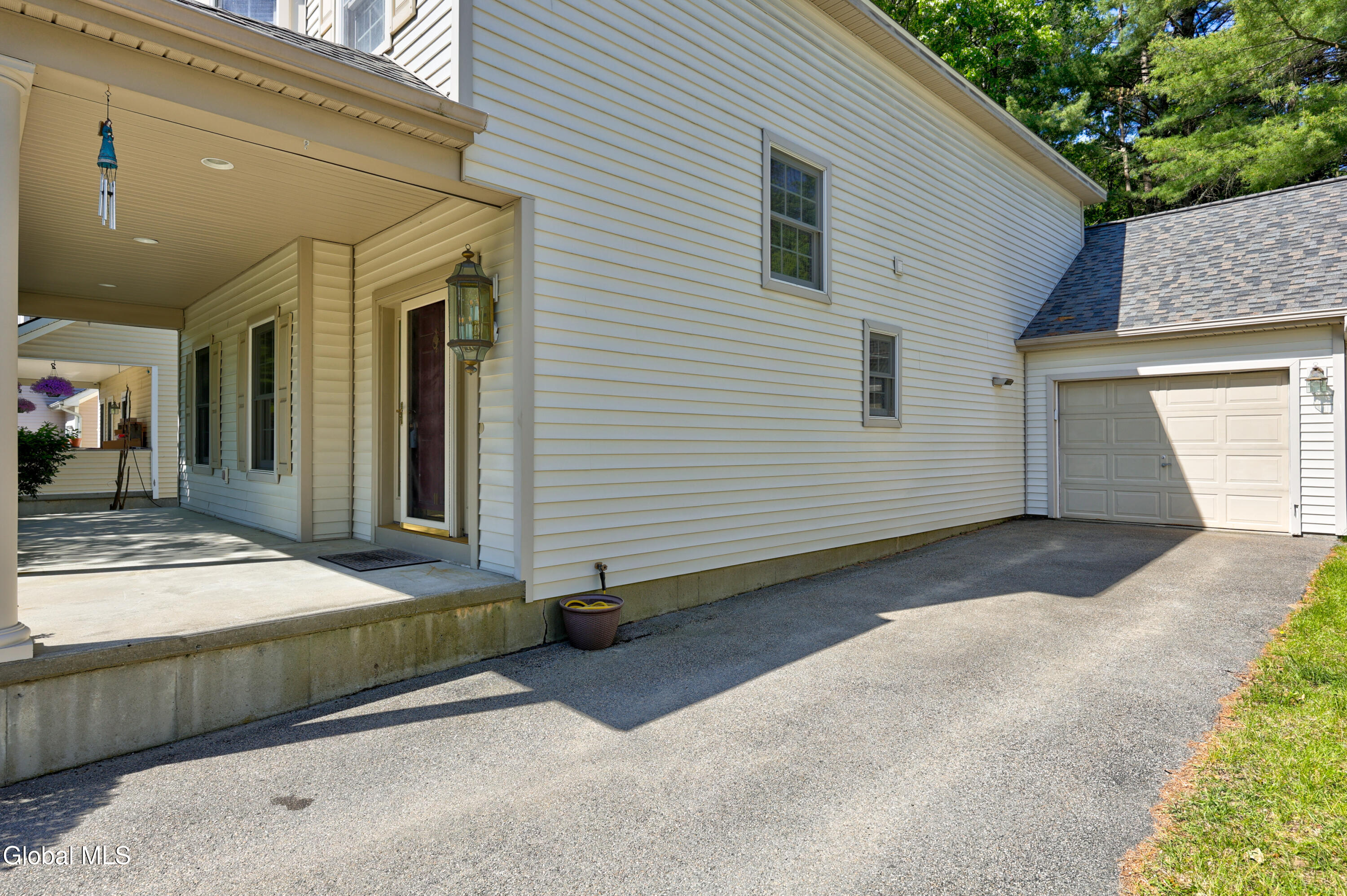 11 Thoroughbred Drive
