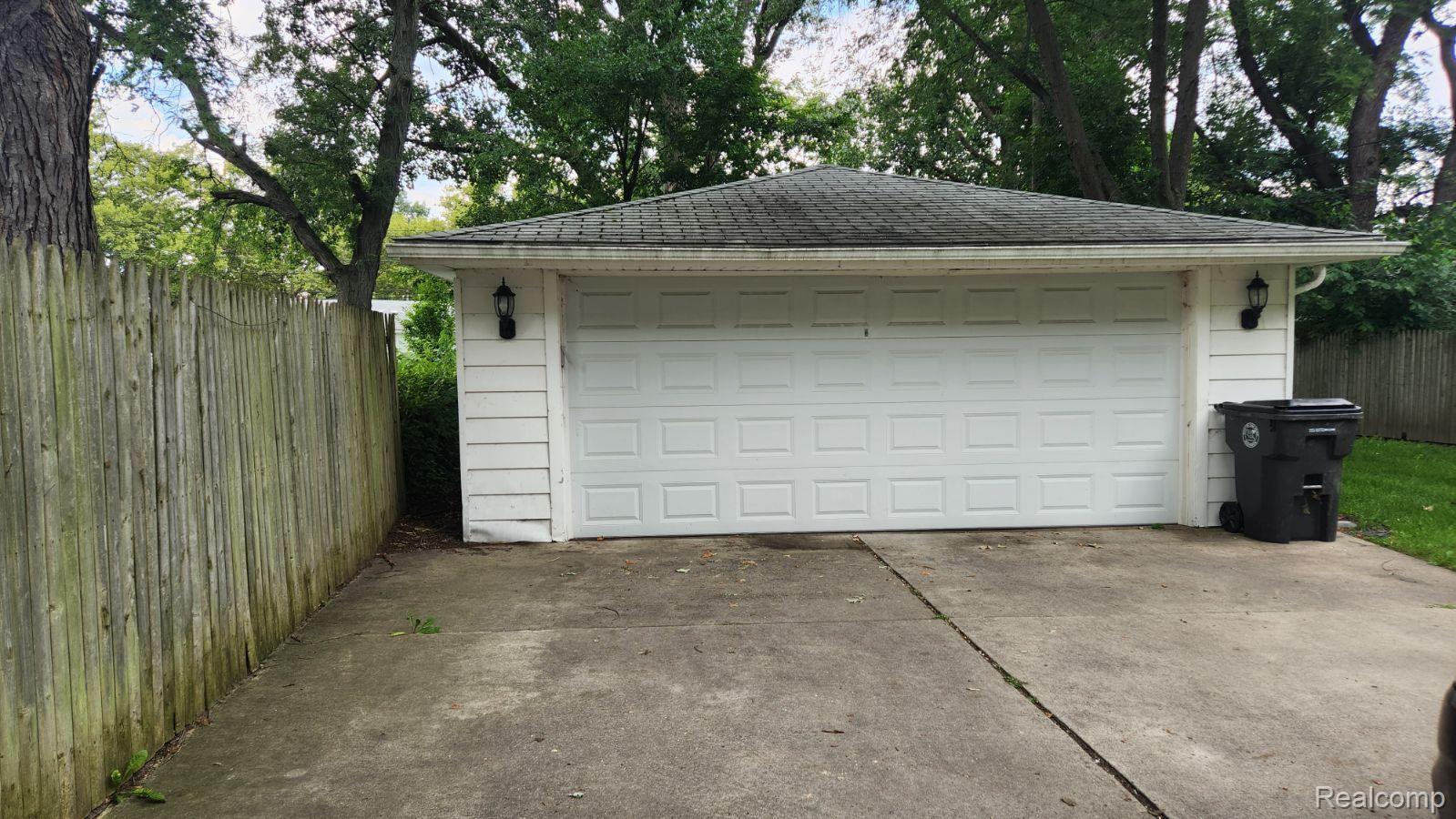 8776 WOODSIDE Drive