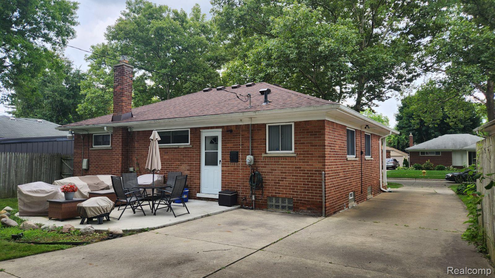 8776 WOODSIDE Drive