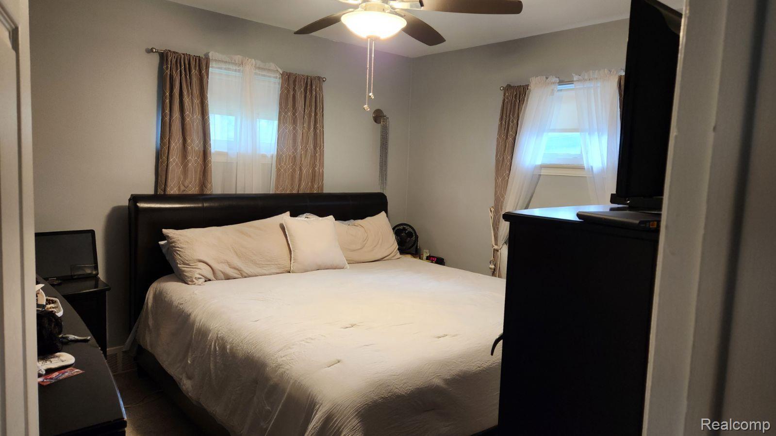 8776 WOODSIDE Drive
