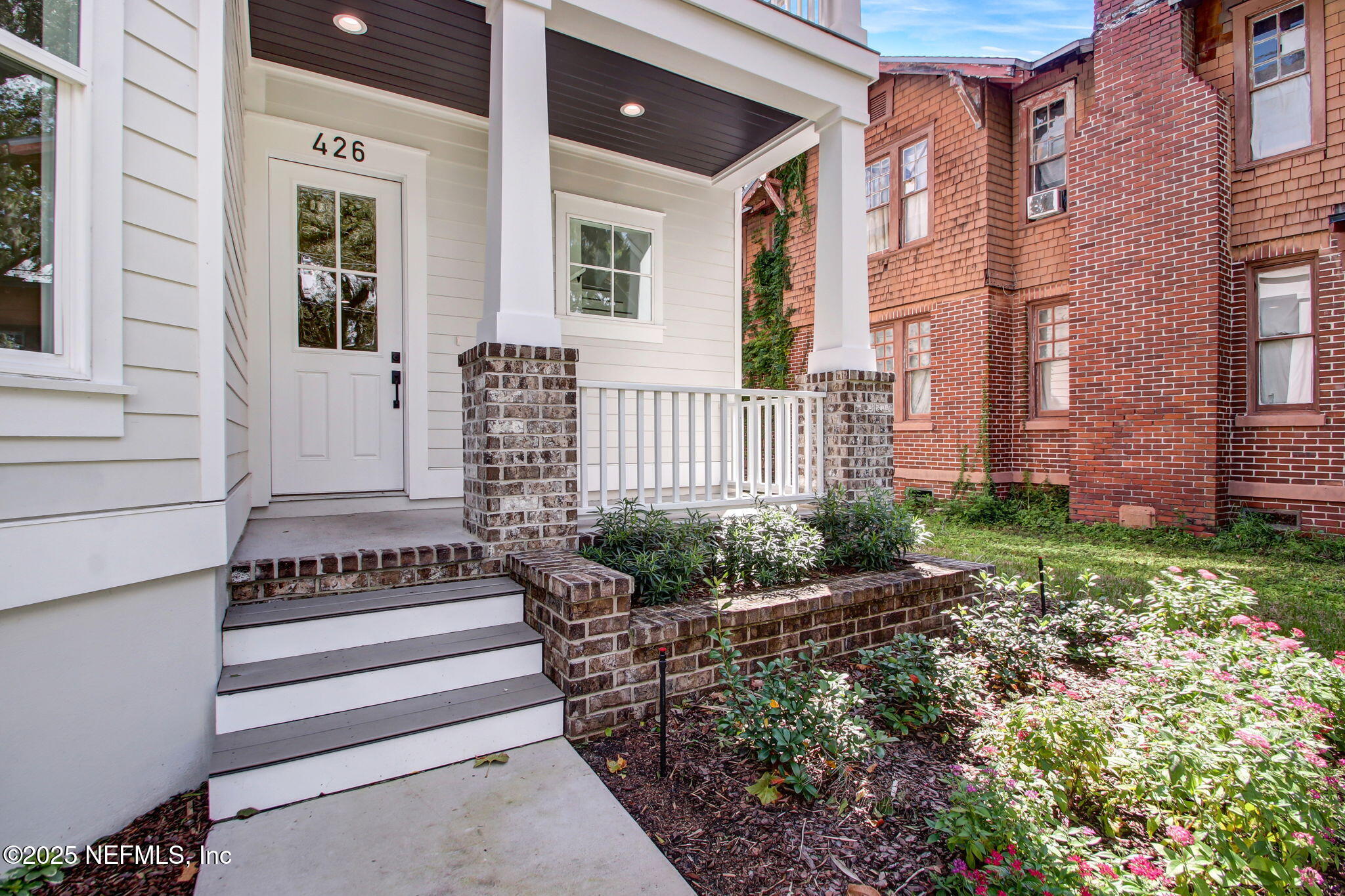 426 E 5TH Street