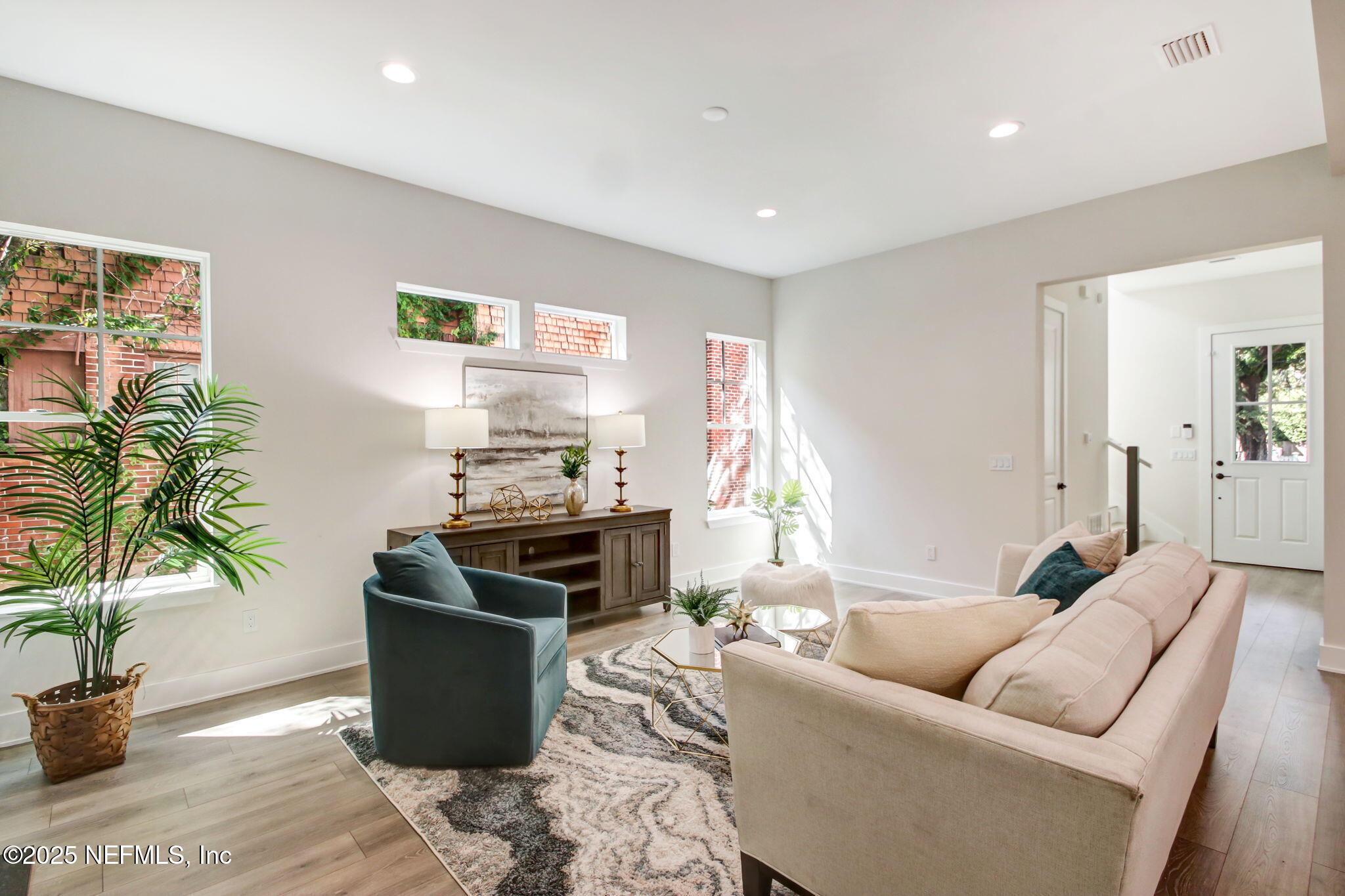 426 E 5TH Street