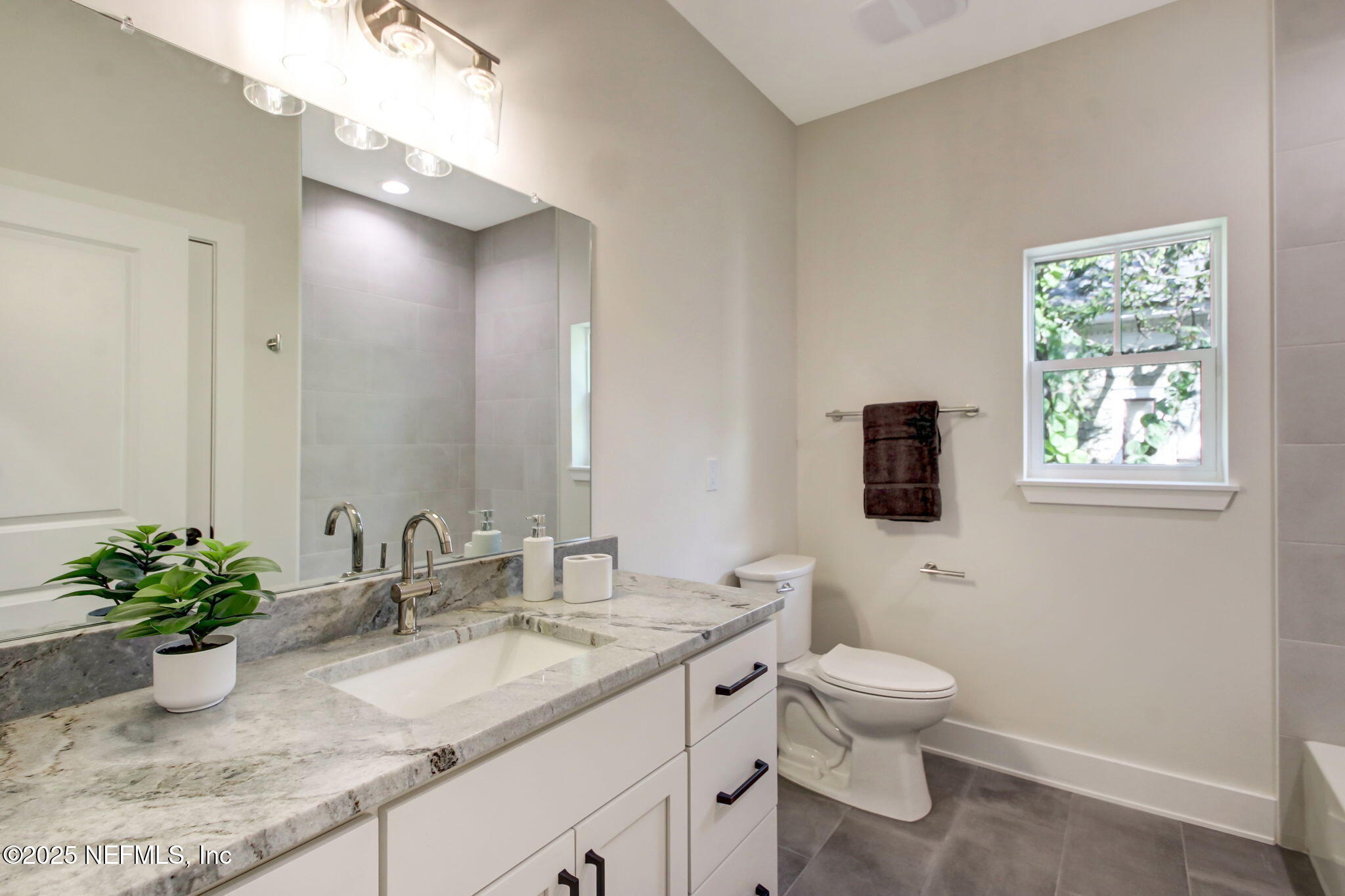 426 E 5TH Street
