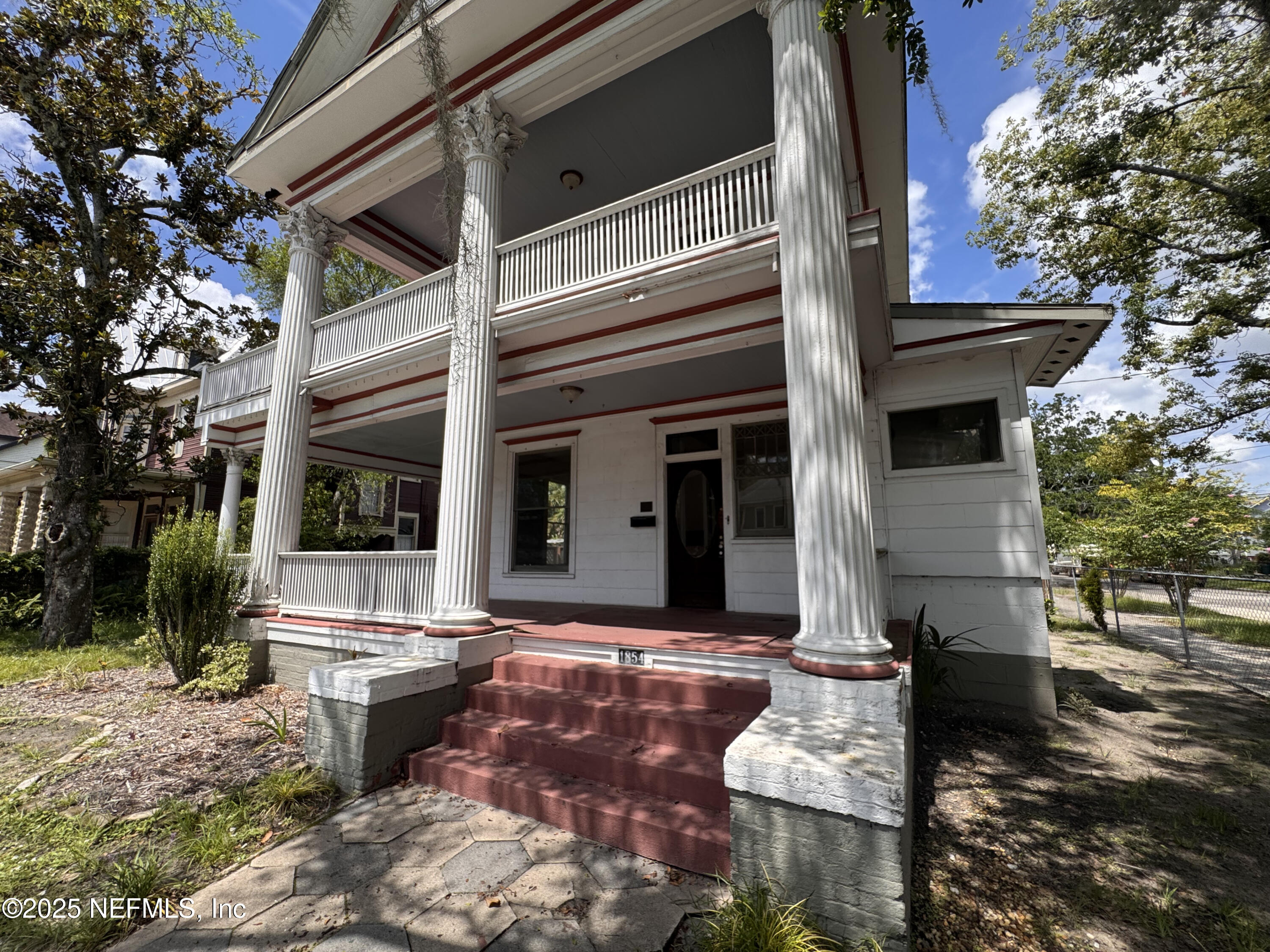 1854 N PEARL Street