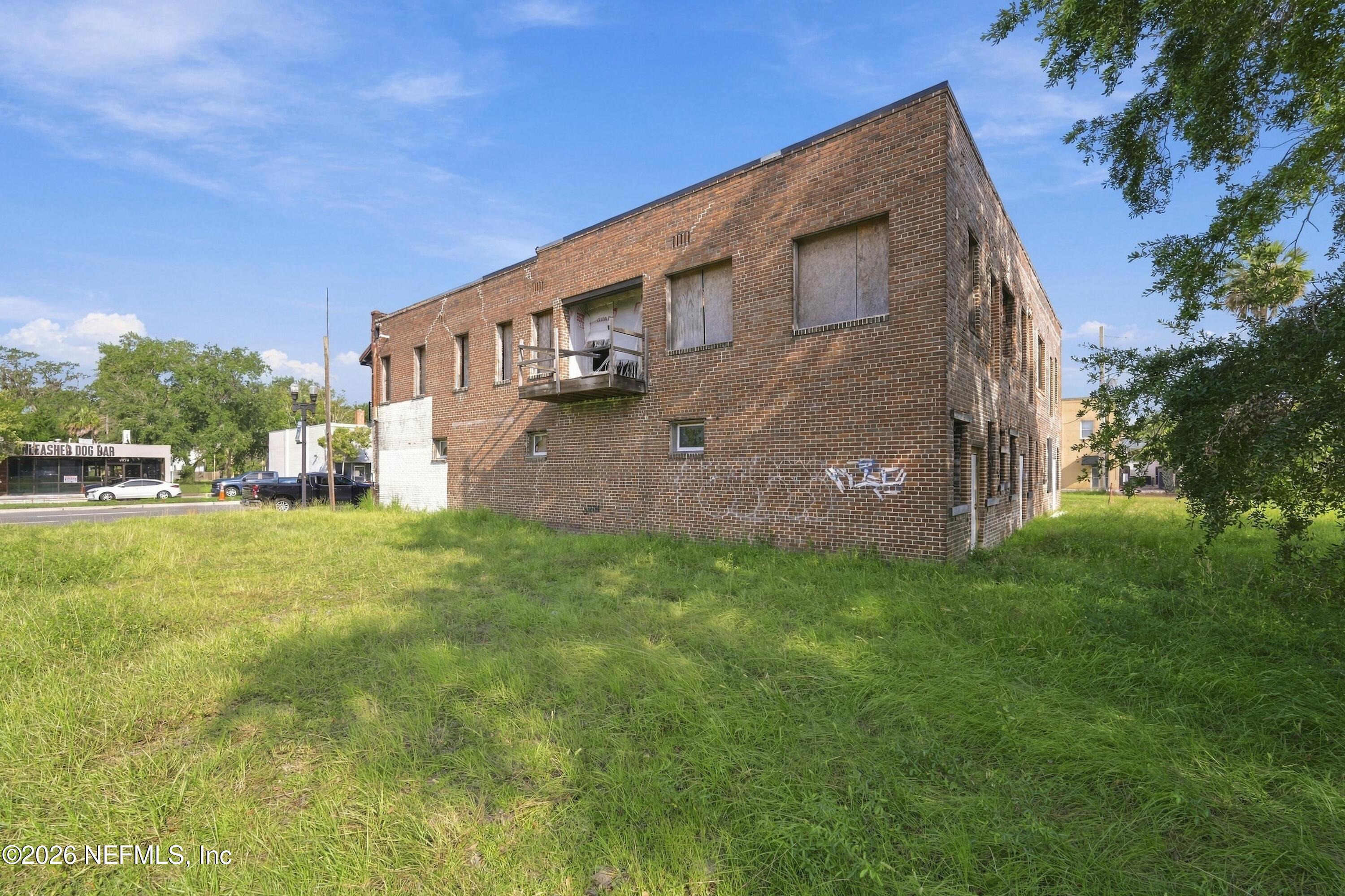 1637 N MAIN Street