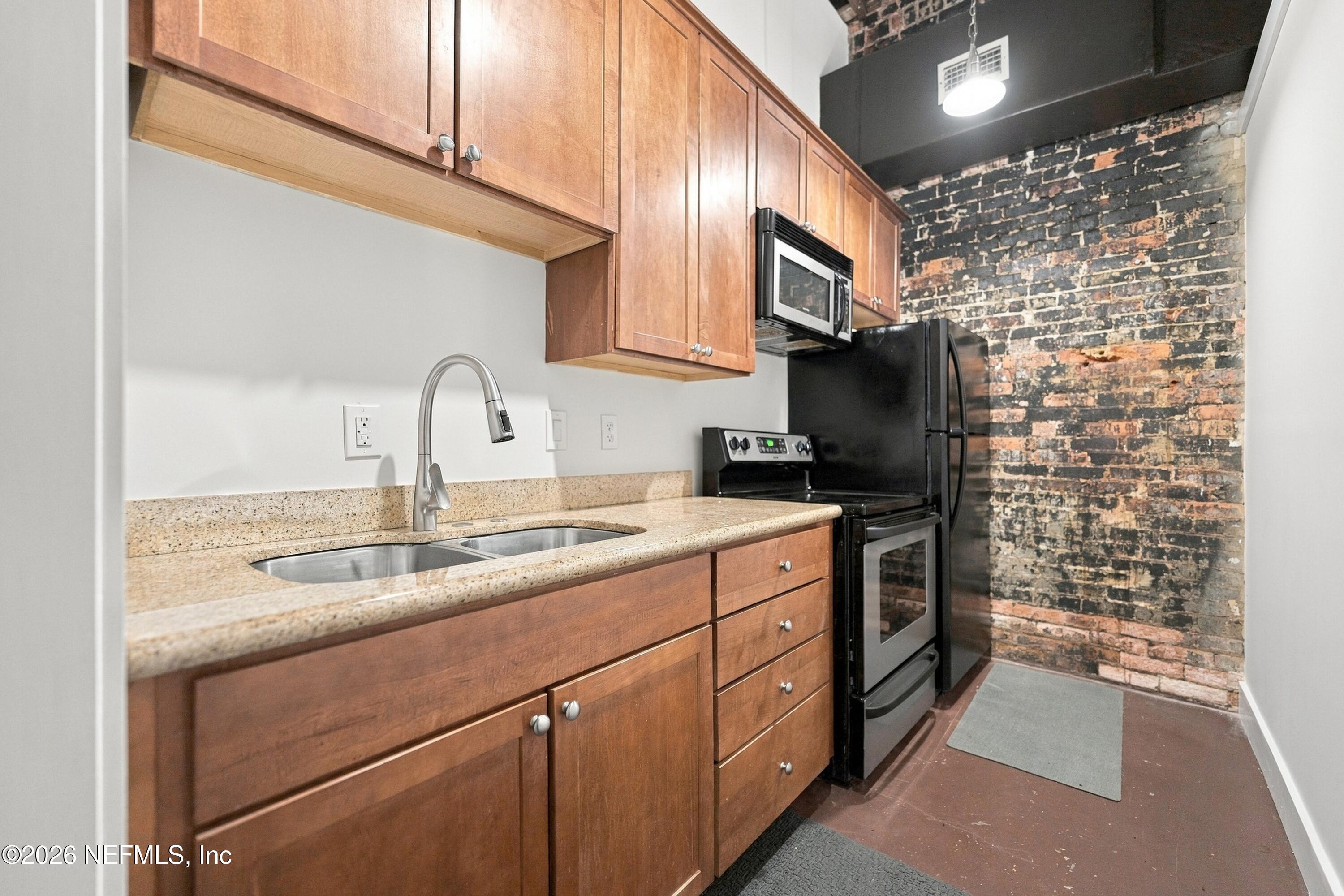 1602 WALNUT Street