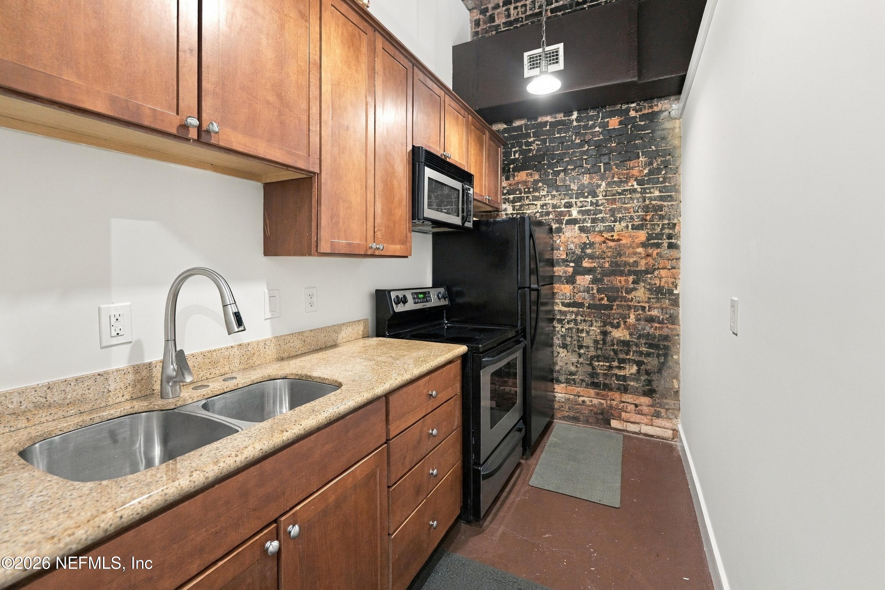 1602 WALNUT Street