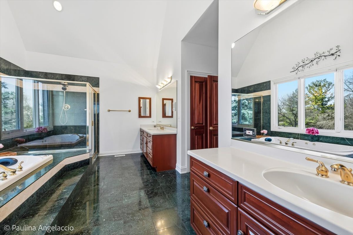 12 Bridlewood Trail