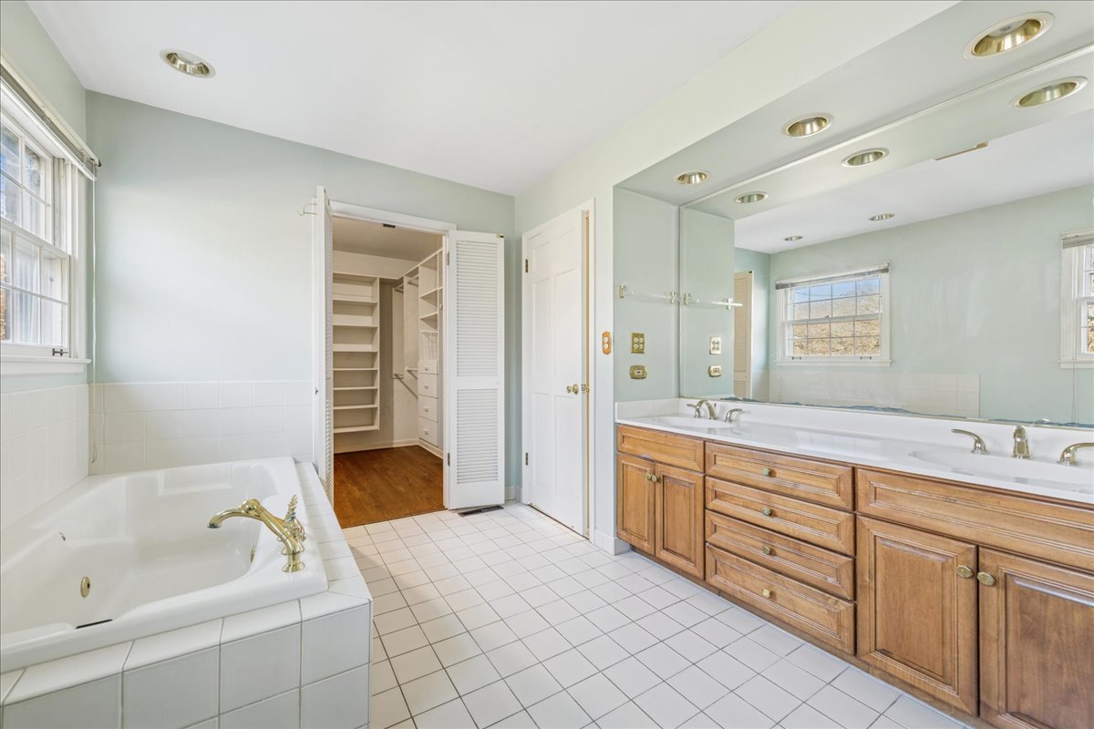 1300 Lake Shore Drive S