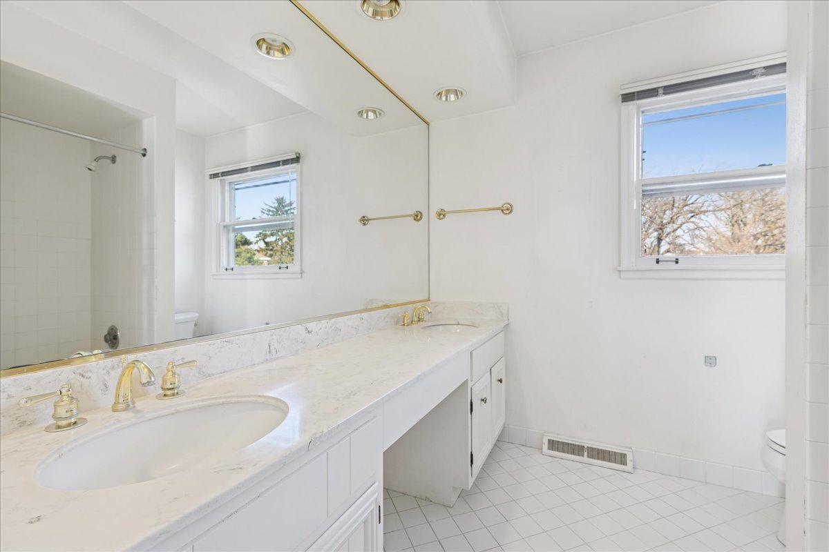 1300 Lake Shore Drive S