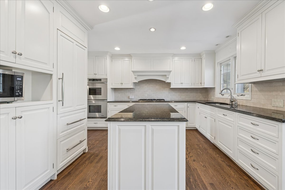 1300 Lake Shore Drive S