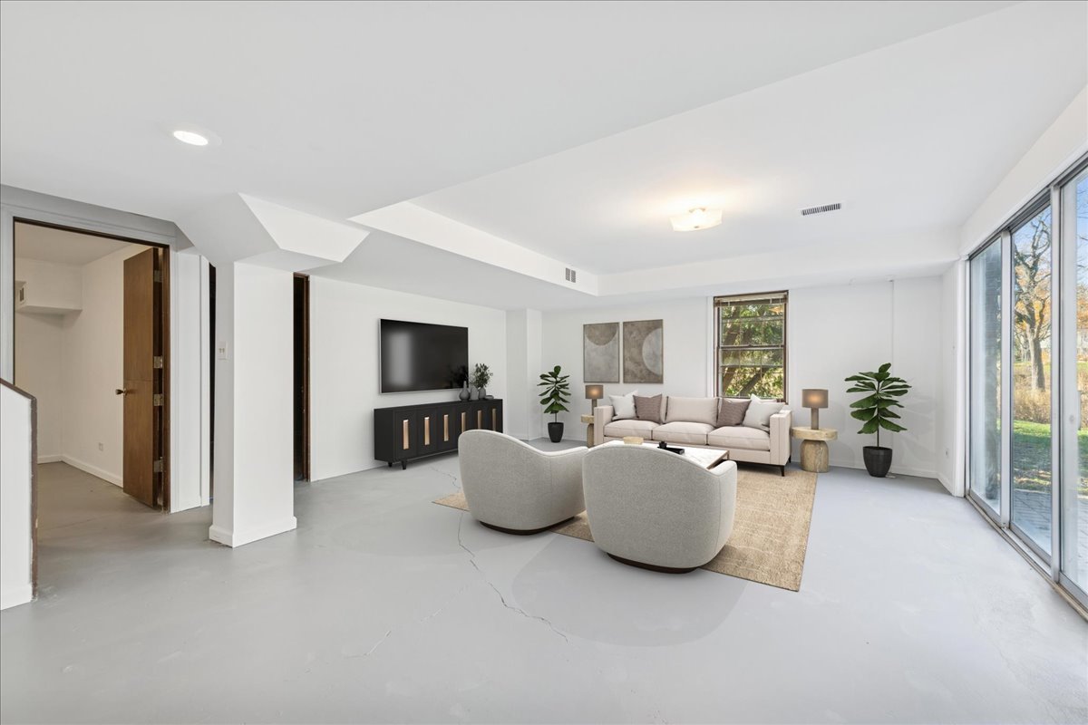 1300 Lake Shore Drive S