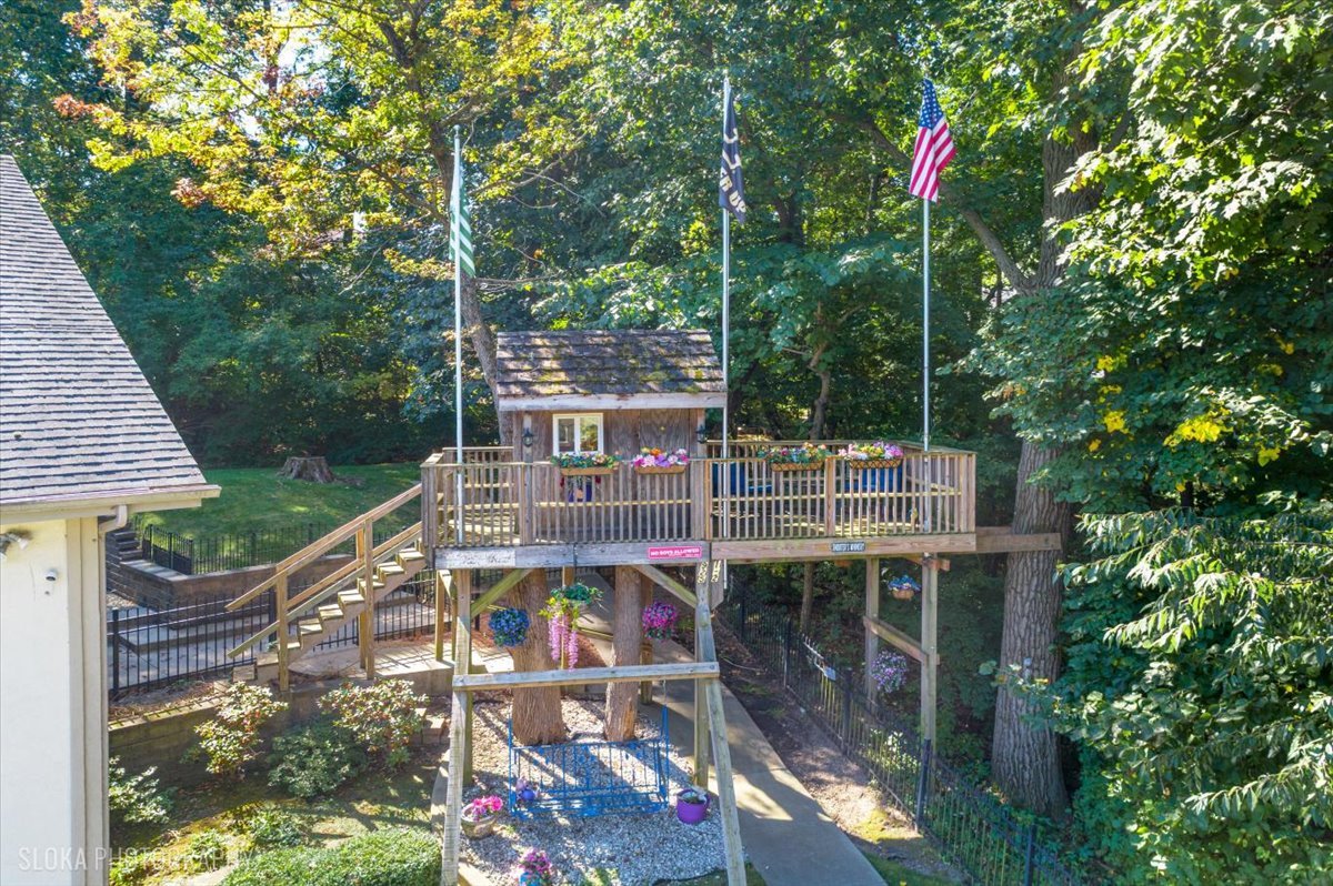 925 N River Road