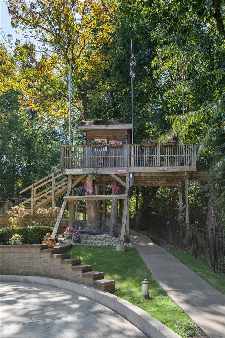 925 N River Road