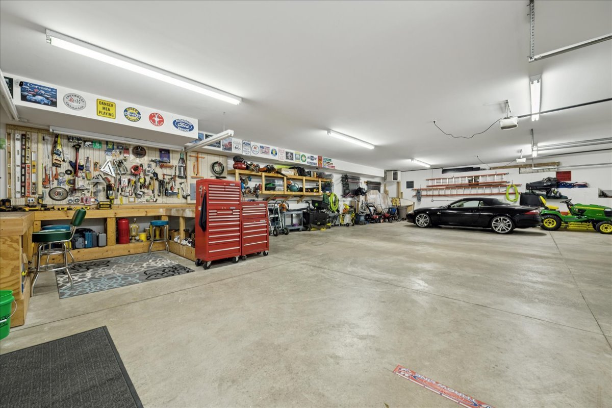 925 N River Road