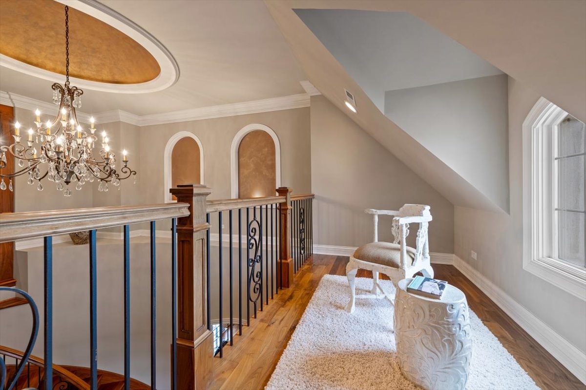 1281 E Longwood Drive