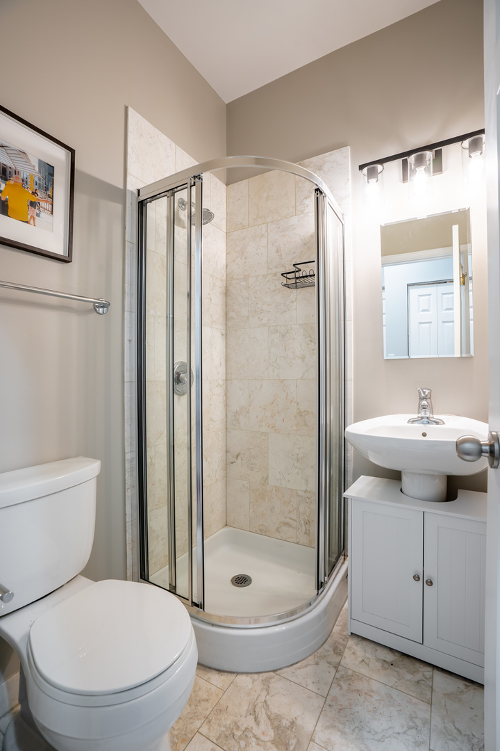 1043 N Winchester Avenue Unit: 3