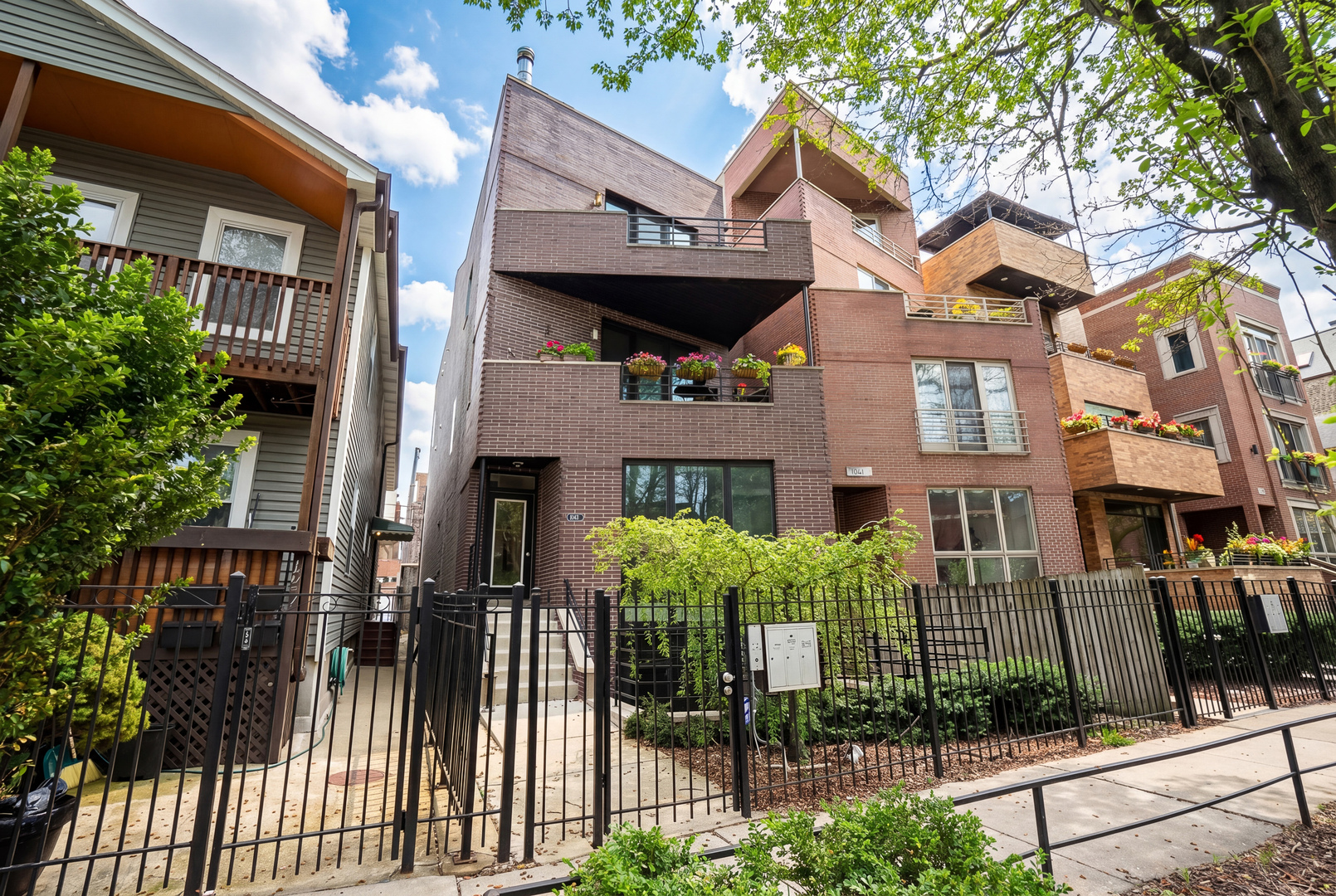 1043 N Winchester Avenue Unit: 3