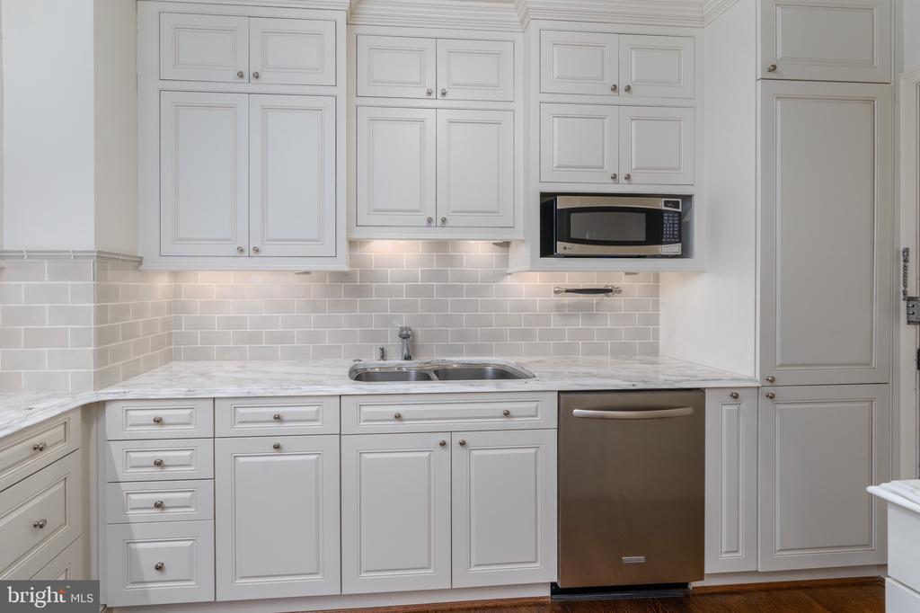 2700 Calvert STREET NW Unit: 716