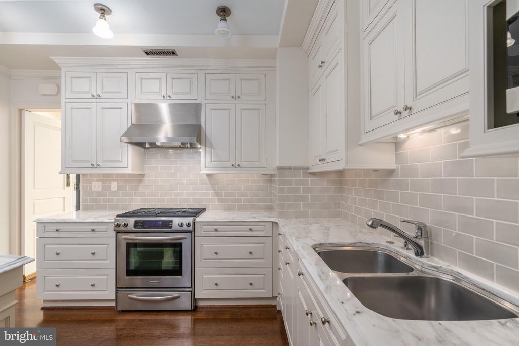 2700 Calvert STREET NW Unit: 716