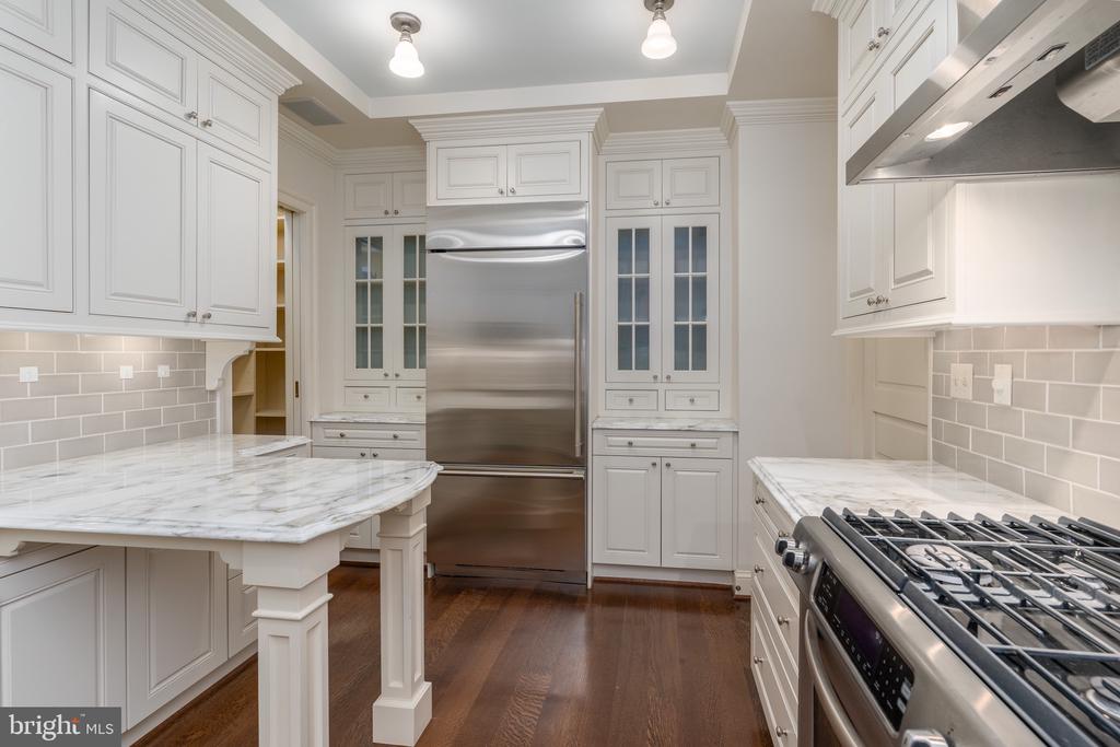 2700 Calvert STREET NW Unit: 716