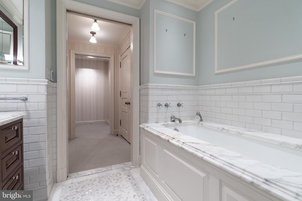 2700 Calvert STREET NW Unit: 716