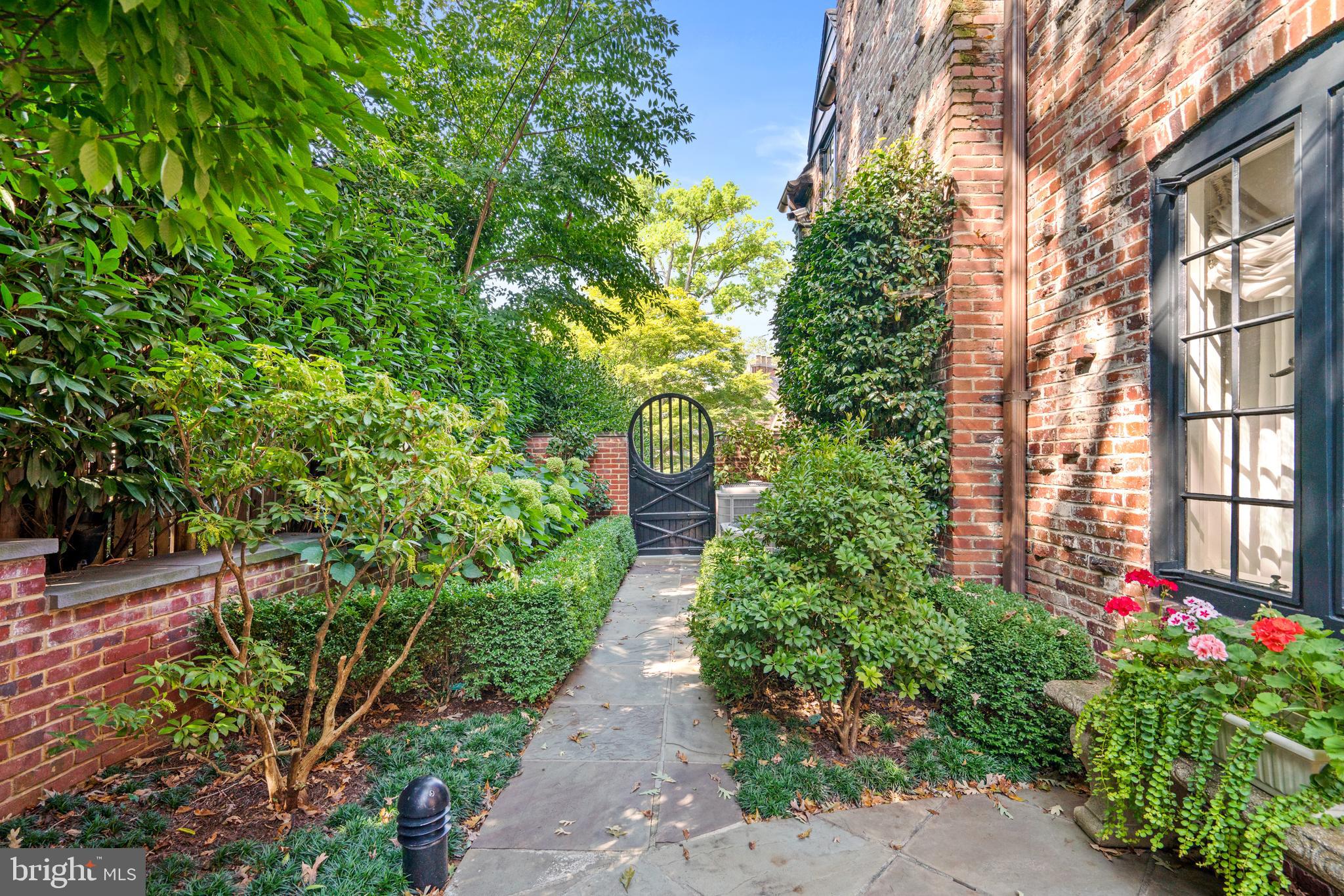 2446 Kalorama Rd NW