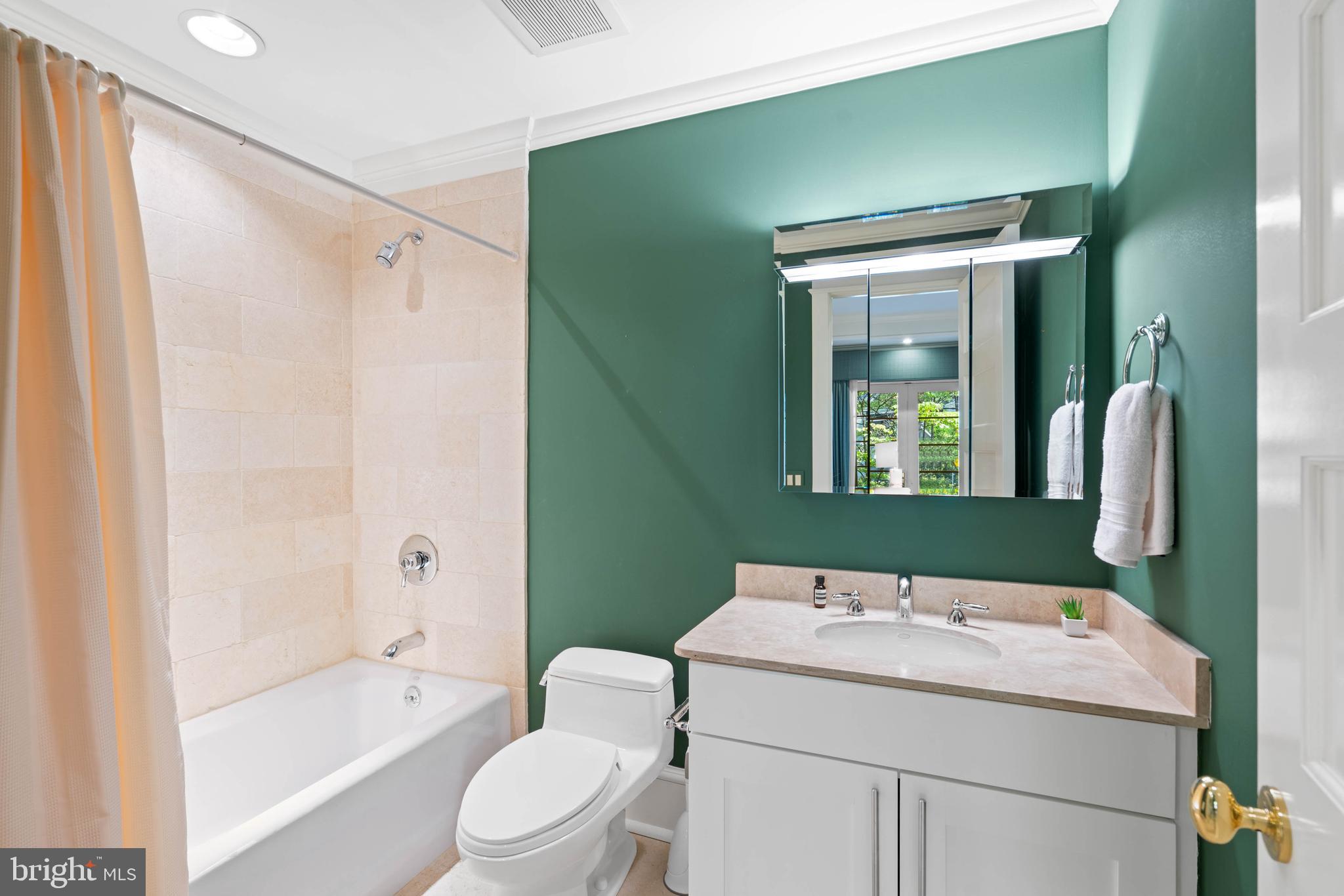 3025 University Ter NW