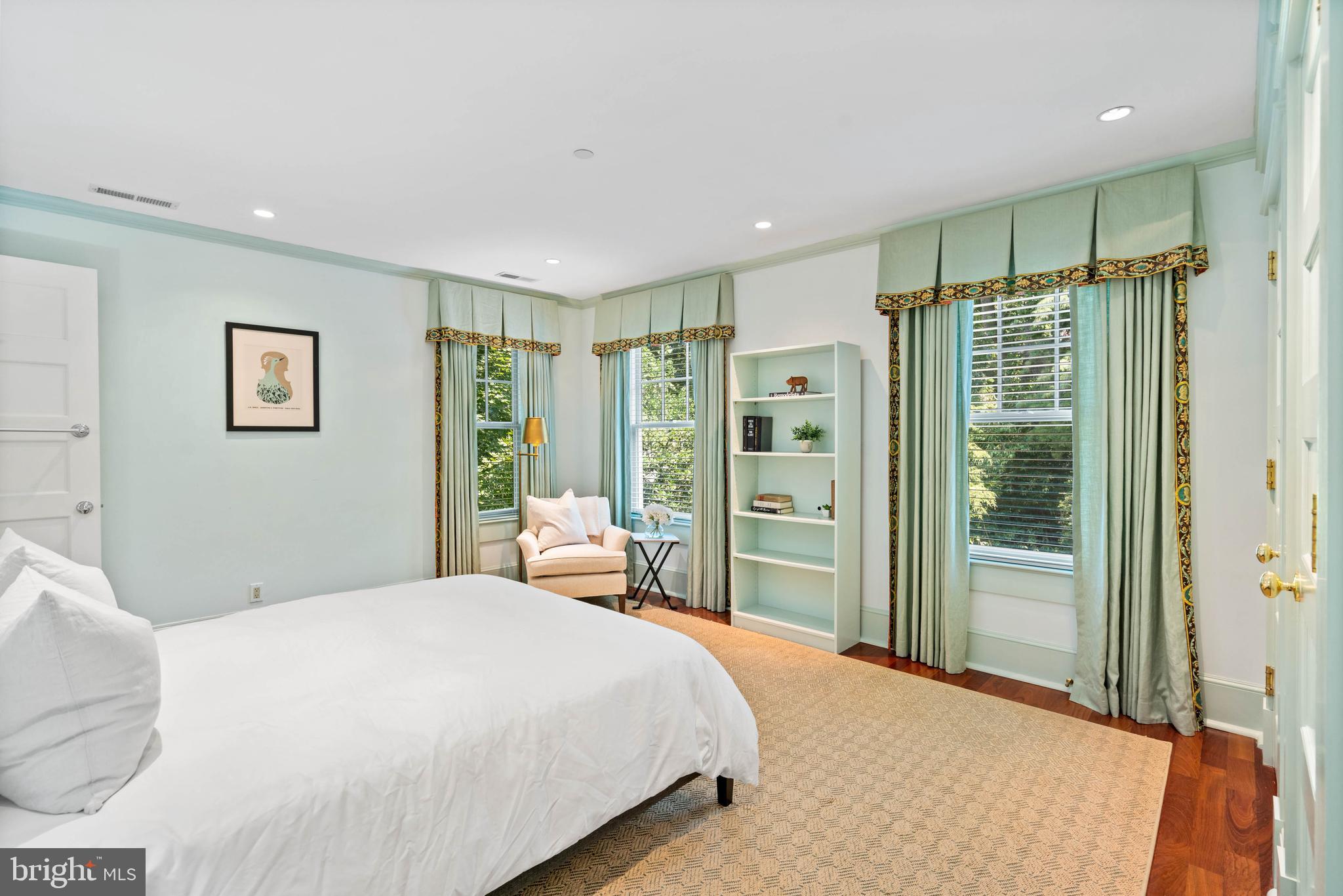 3025 University Ter NW