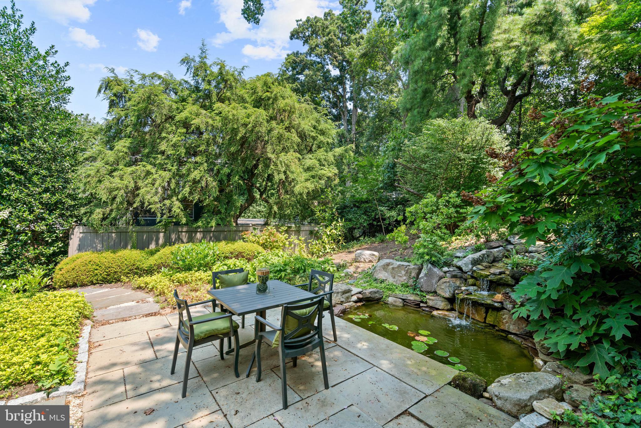 3025 University Ter NW