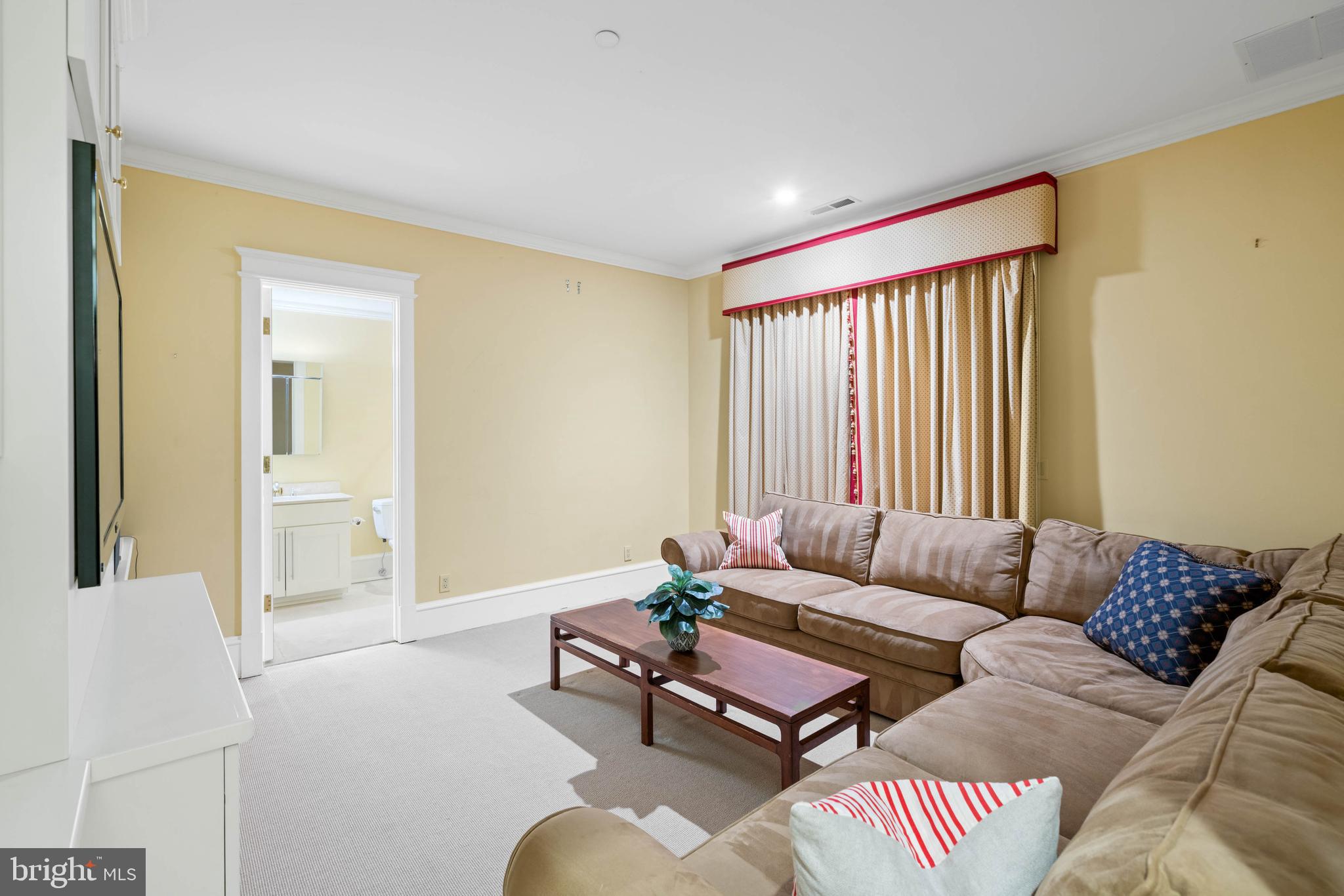 3025 University Ter NW