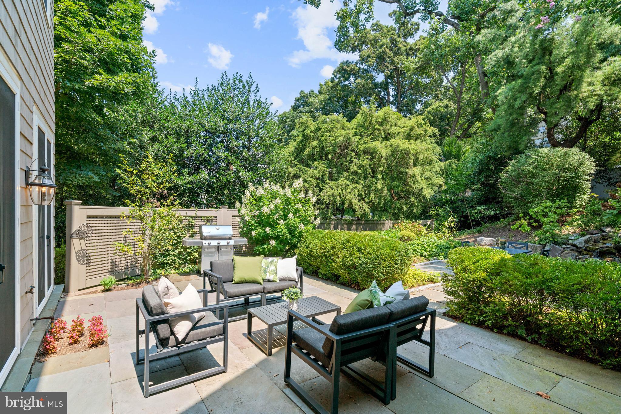 3025 University Ter NW