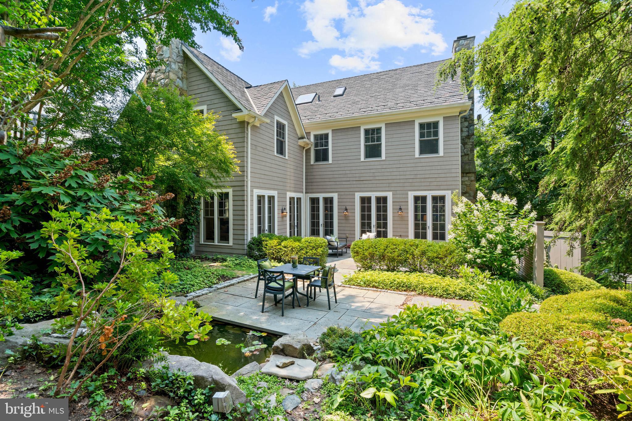 3025 University Ter NW